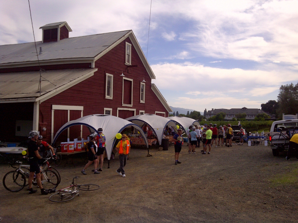 Geyserville Red Barn Rest Stop (Linda C)